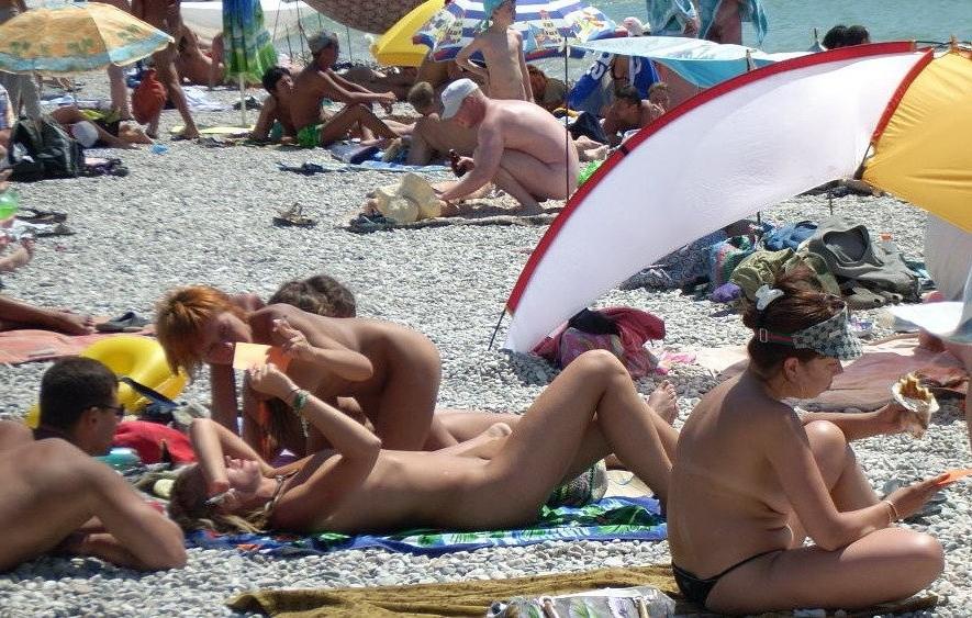 15P Amateur nudists take off their clothes and play nude