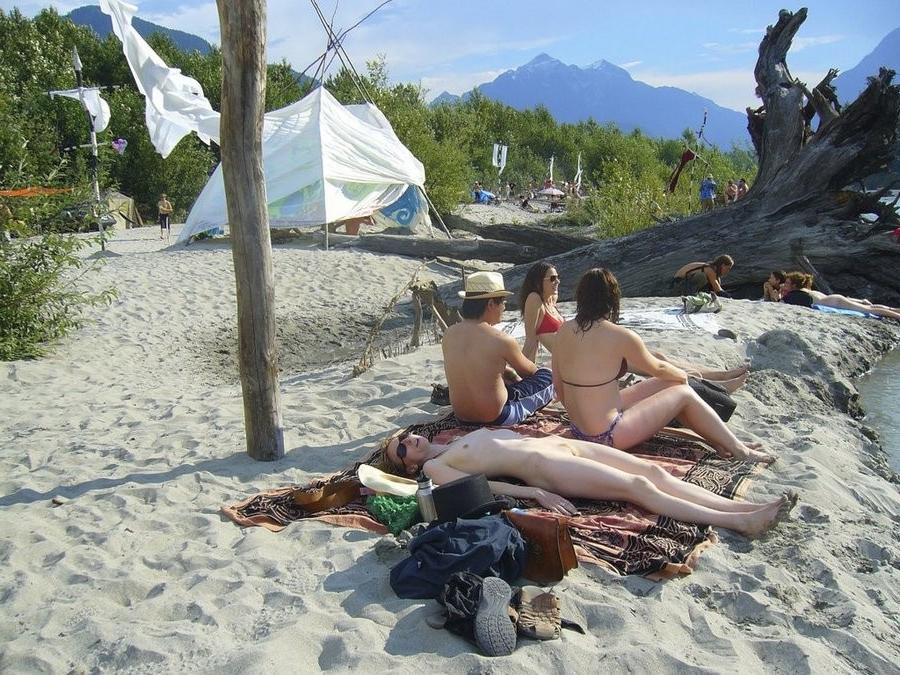 15P Raven haired teen nudist lays out in the hot sun