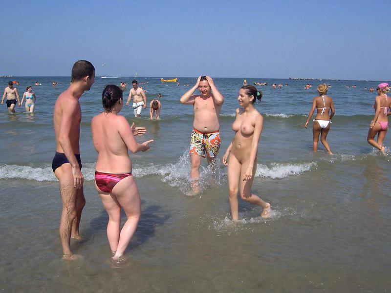 15P Long haired hottie shows her goods at the beach