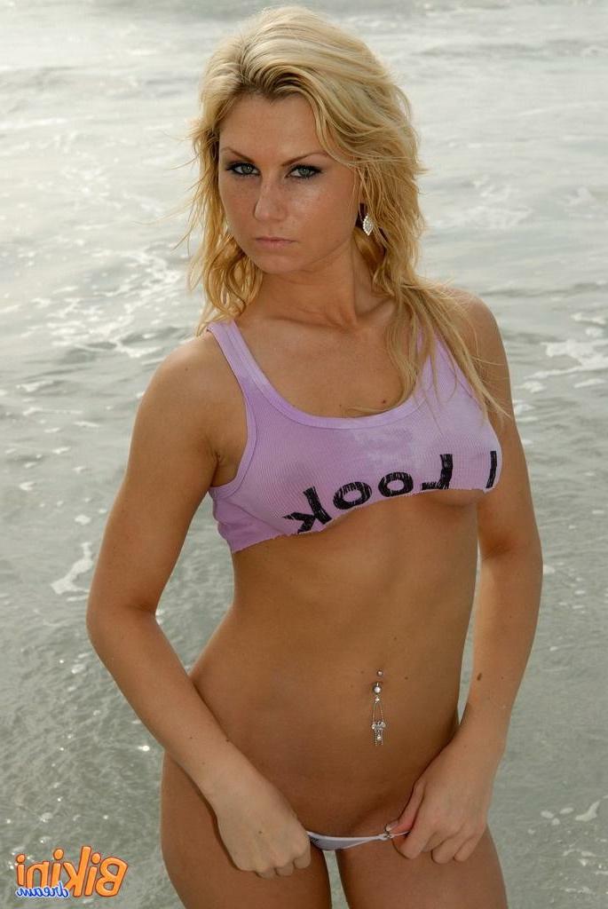 16P Babe in a tiny thong bikini at the beach