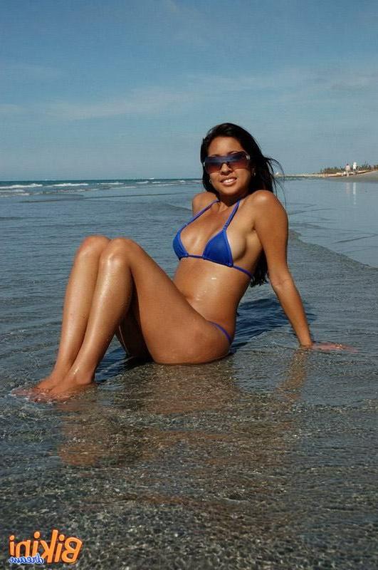 15P Hot babe in a bikini at the beach
