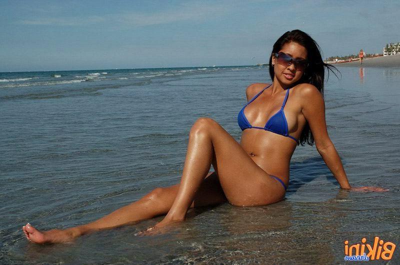 15P Hot babe in a bikini at the beach