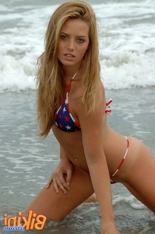 15P Hot babe in a bikini at the beach