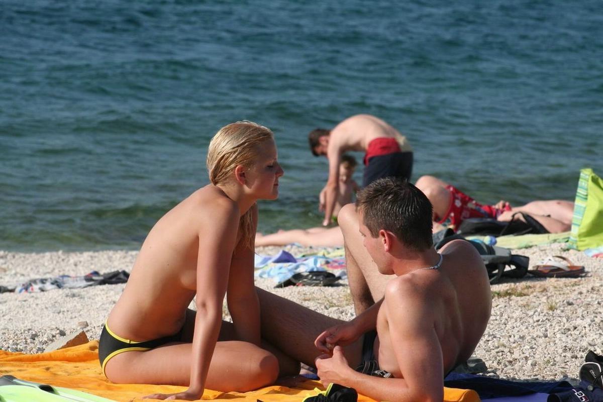 16P amateurs nude on public beach