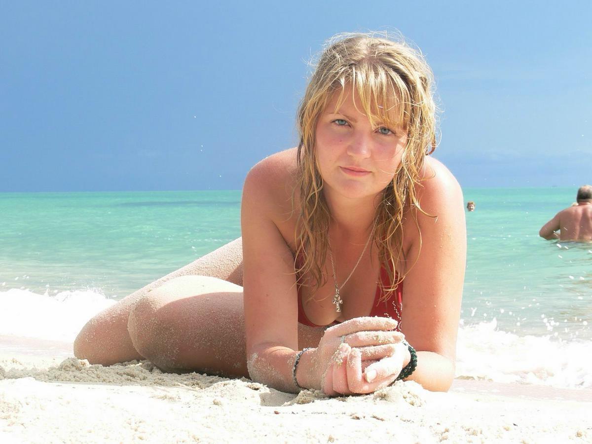 16P amateurs nude on public beach