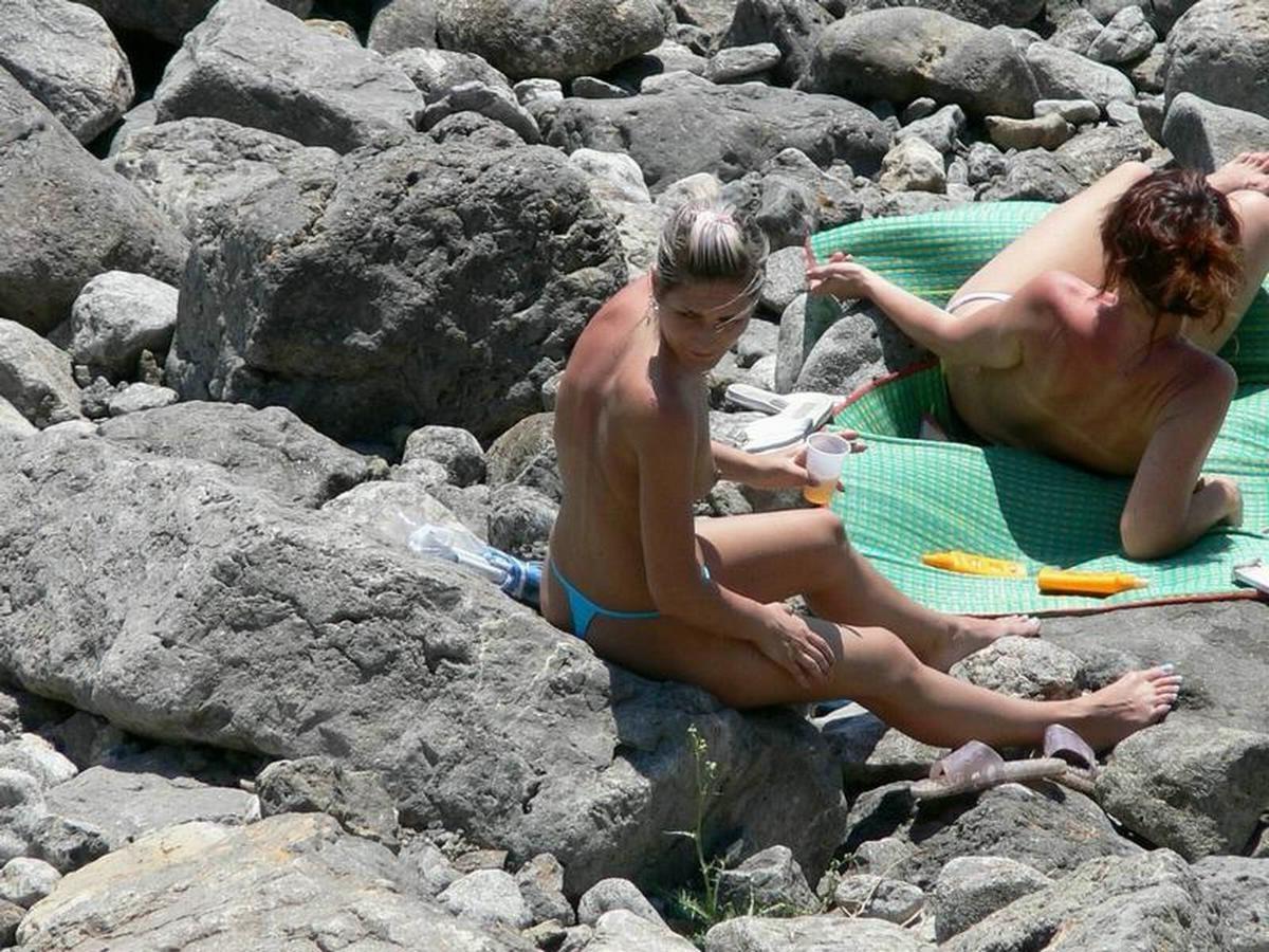 16P amateurs nude on public beach