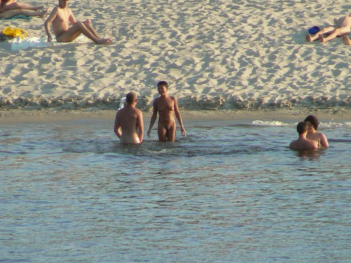 16P amateurs nude on public beach