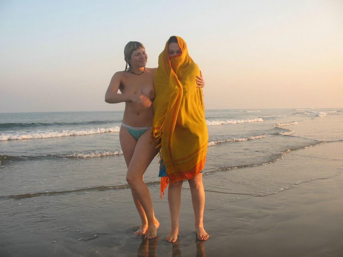16P amateurs nude on public beach