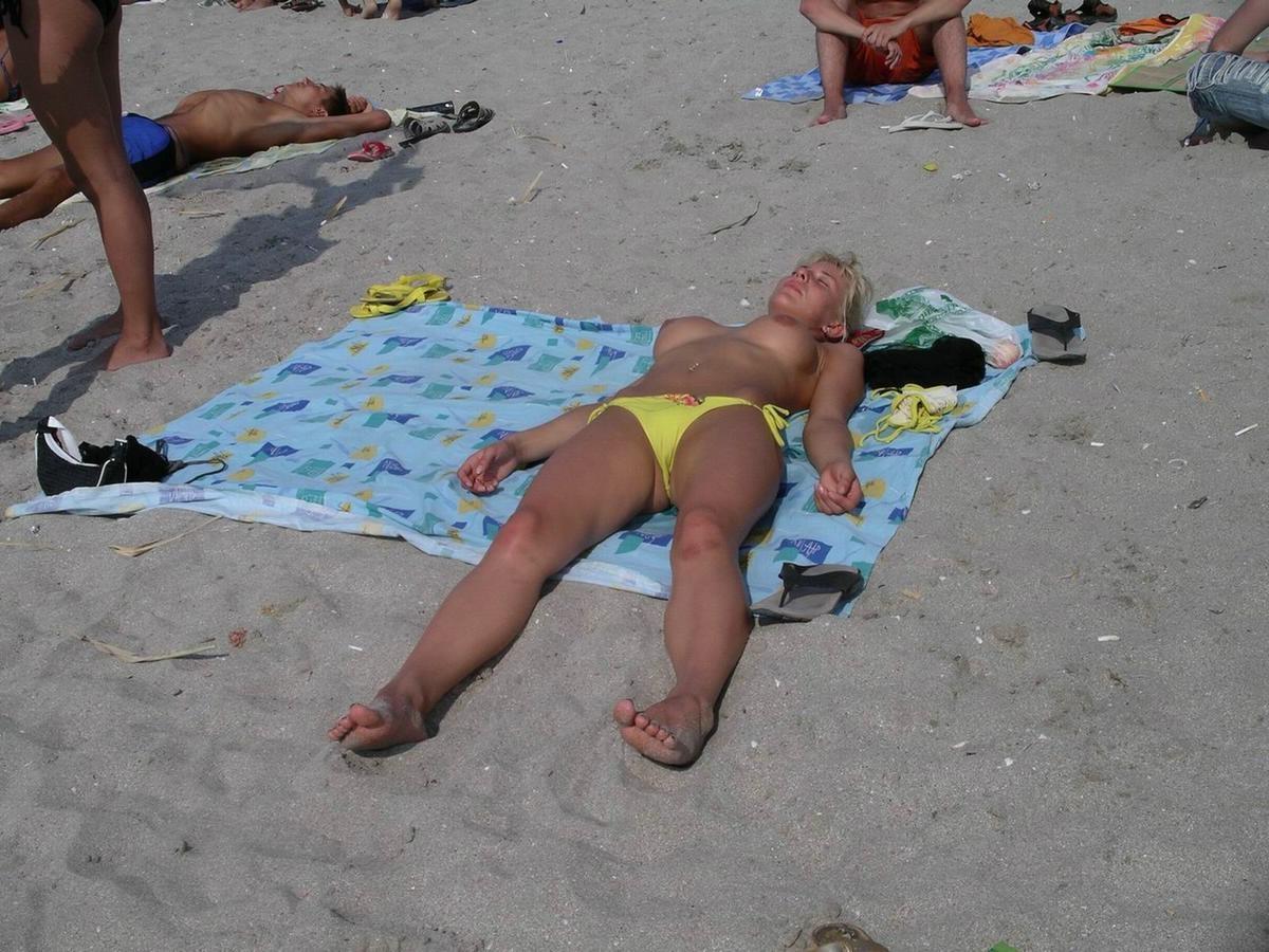 16P amateurs nude on public beach