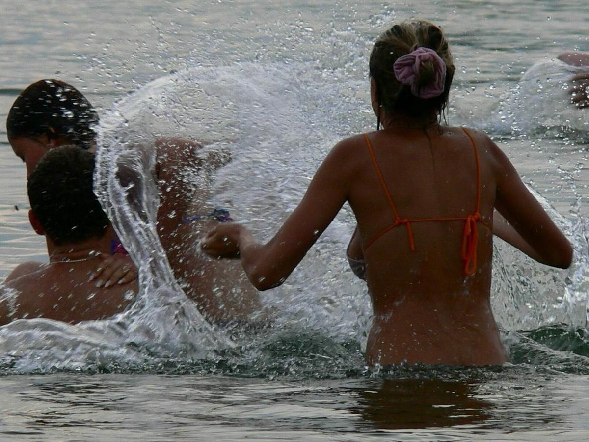 16P amateurs nude on public beach
