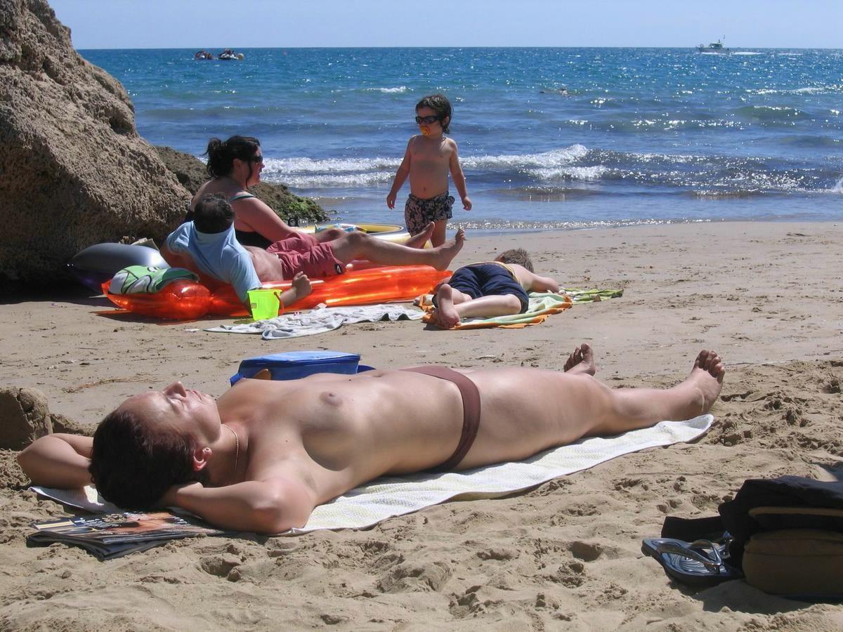 16P amateurs nude on public beach