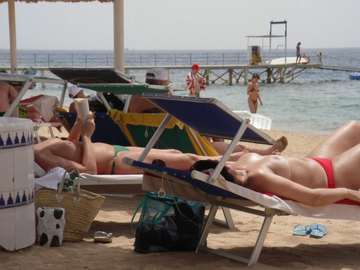 16P amateurs nude on public beach