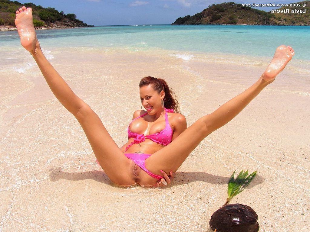 15P Beautiful babe slips out of her bikini to pose nude on the beach