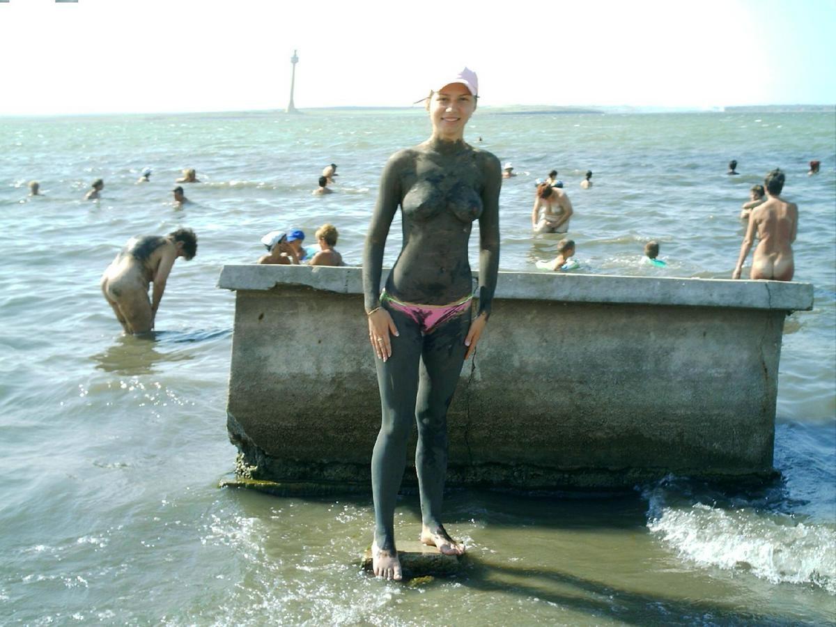 16P amateurs nude on public beach