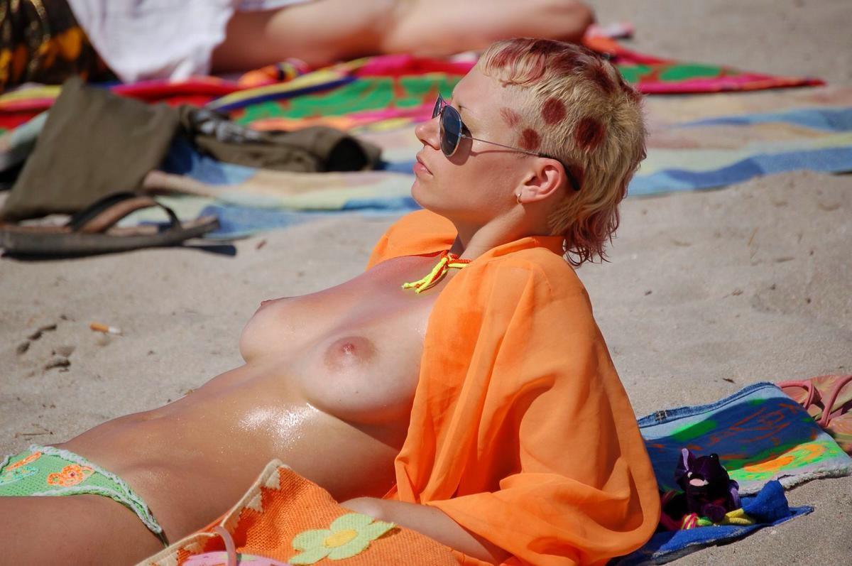16P amateurs nude on public beach