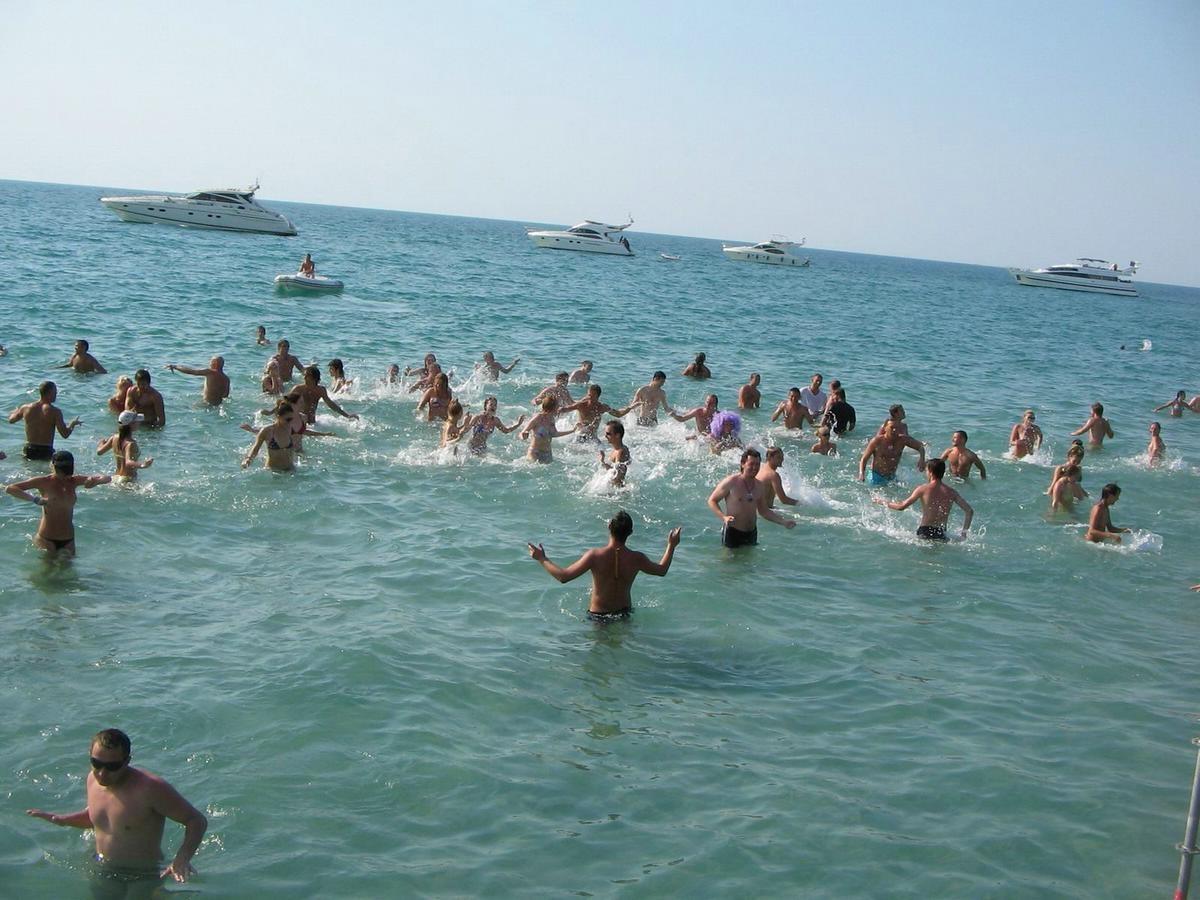 16P amateurs nude on public beach