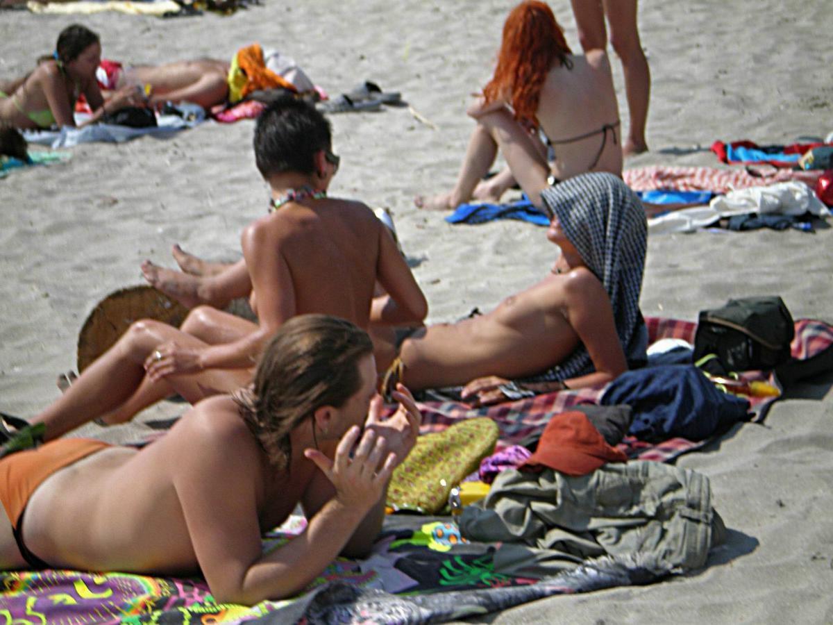 16P amateurs nude on public beach