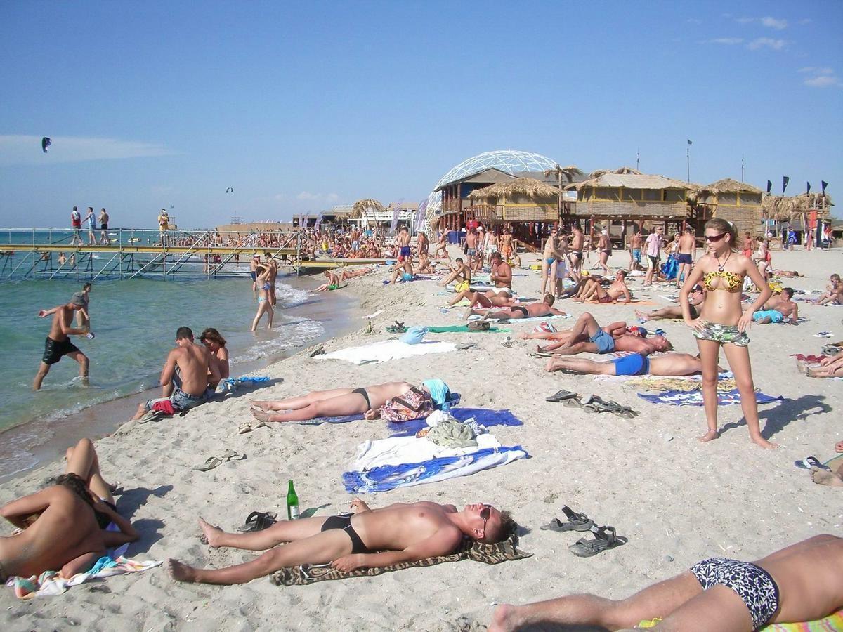 16P amateurs nude on public beach