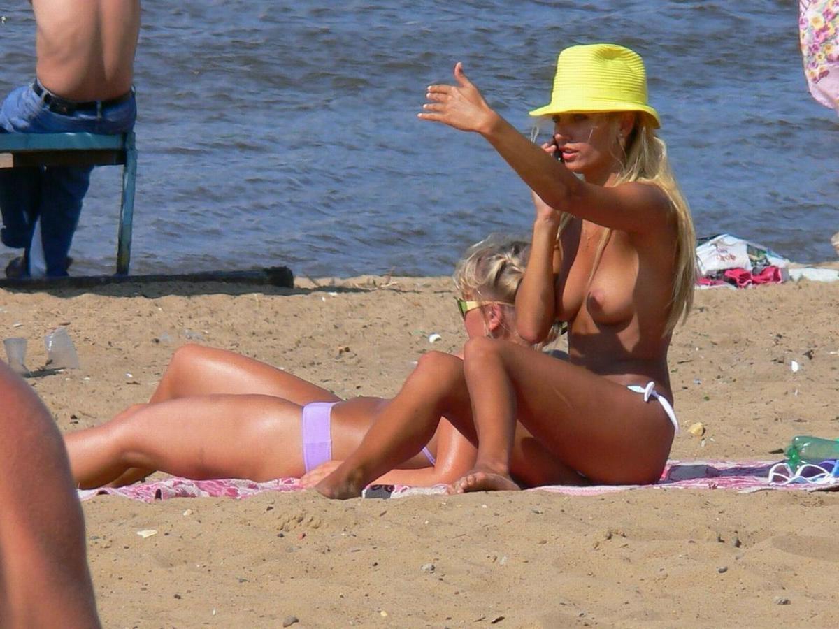 16P amateurs nude on public beach