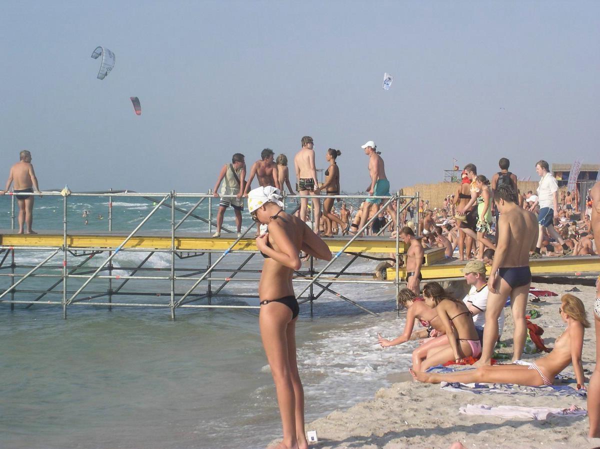 16P amateurs nude on public beach
