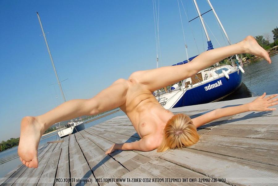 15P Naked yellow-haired flexible girl outdoors