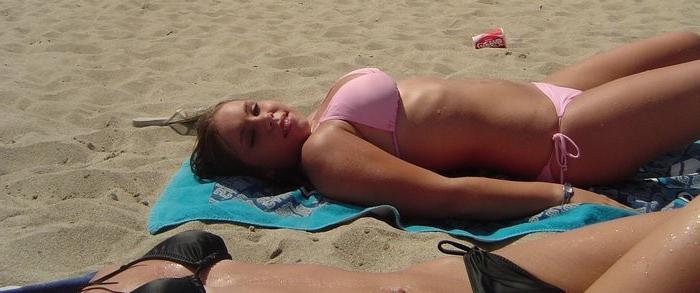 20P College teenies tanning in bikinis