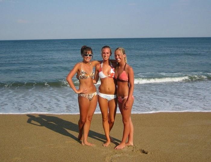 20P College teenies tanning in bikinis