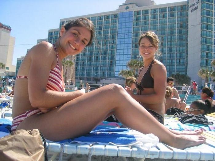 20P College teenies tanning in bikinis