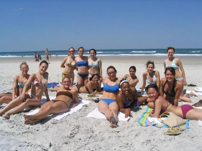 20P College teenies tanning in bikinis