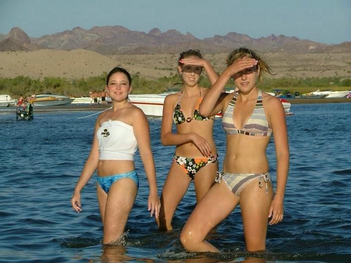 20P College teenies tanning in bikinis