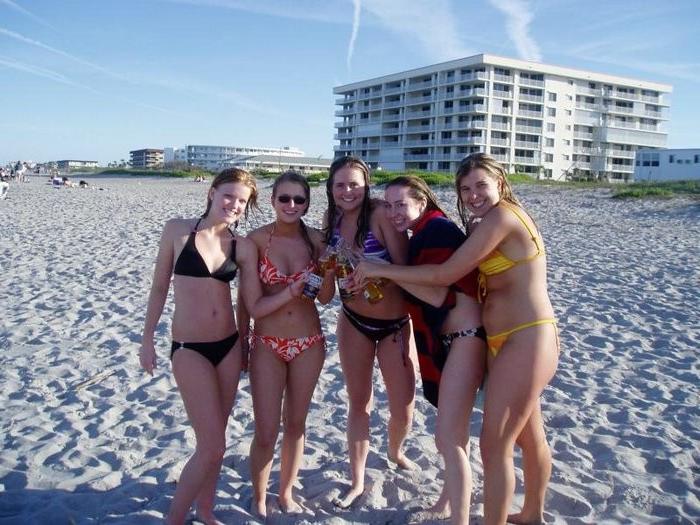 20P College teenies tanning in bikinis