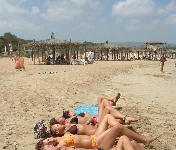20P College teenies tanning in bikinis