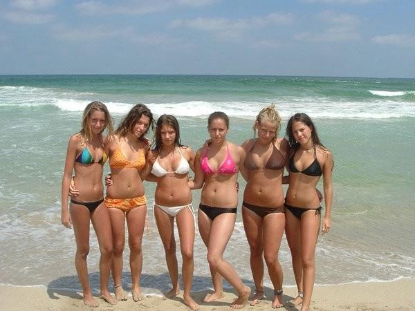 20P College teenies tanning in bikinis