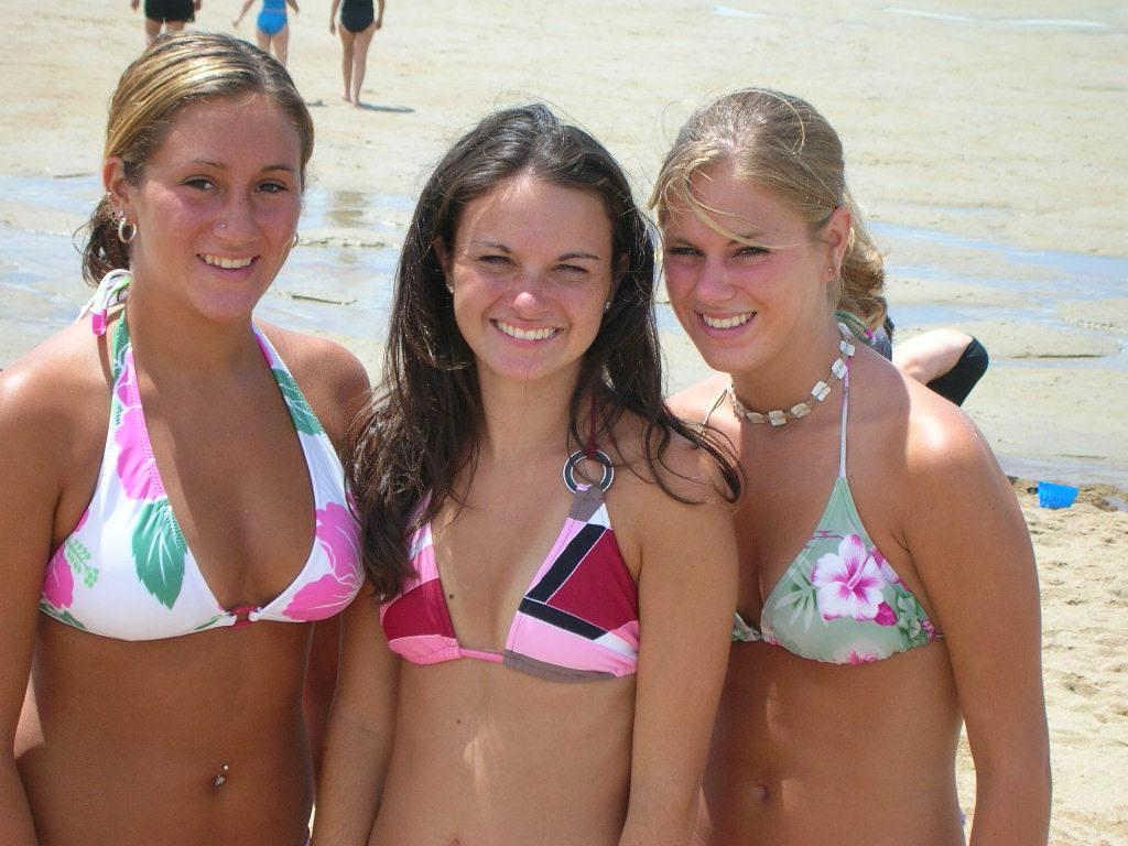 20P Schoolgirl hotties in tiny bikinis