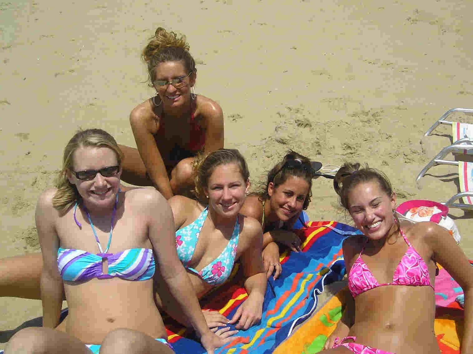 20P Schoolgirl hotties in tiny bikinis