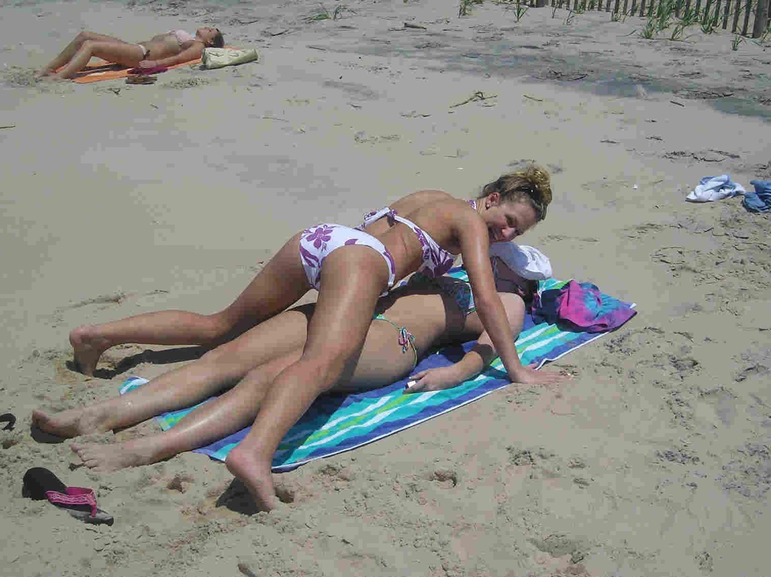 20P Schoolgirl hotties in tiny bikinis