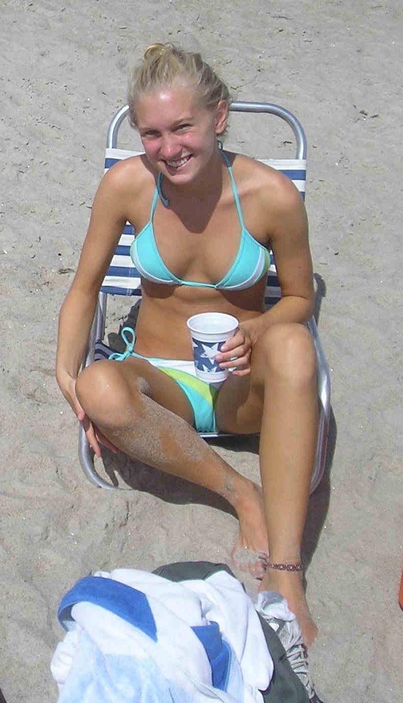 20P Schoolgirl hotties in tiny bikinis