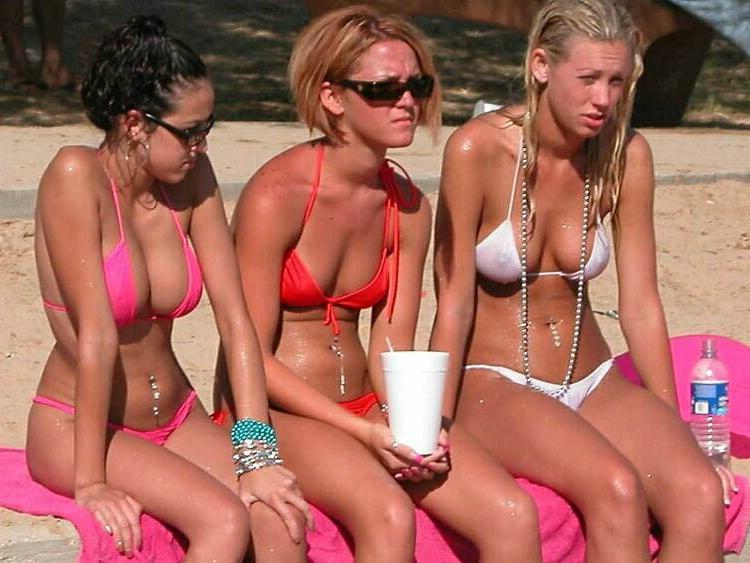 20P College teens in skimpy bikinis