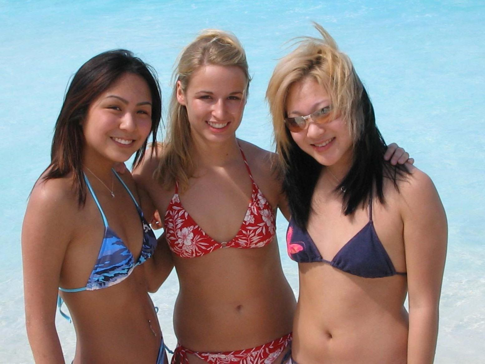 20P College teens in skimpy bikinis