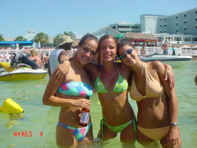 20P College teens in skimpy bikinis