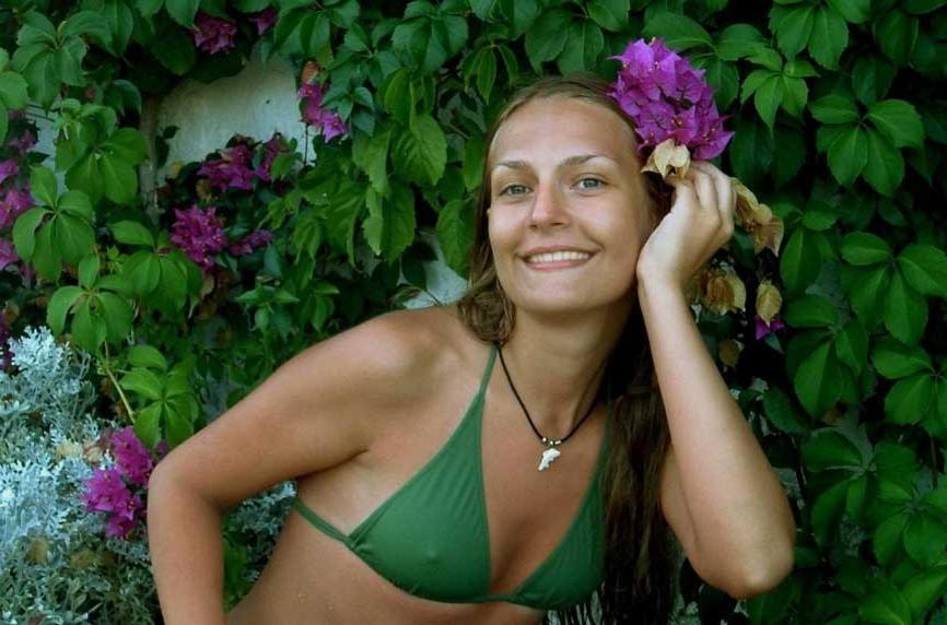 20P College teens in skimpy bikinis