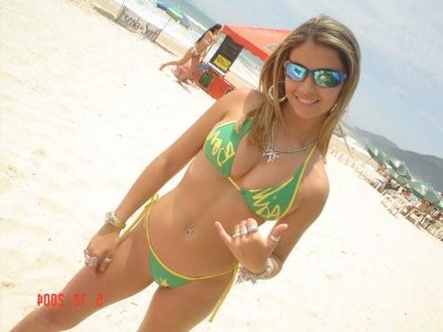 20P College teens in skimpy bikinis