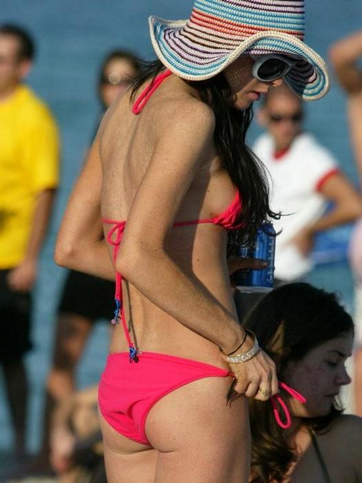 15P Freckled celebrity Lindsay Lohan in skimpy bikini