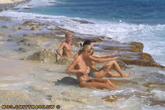 16P Bikini babes playing in the sand