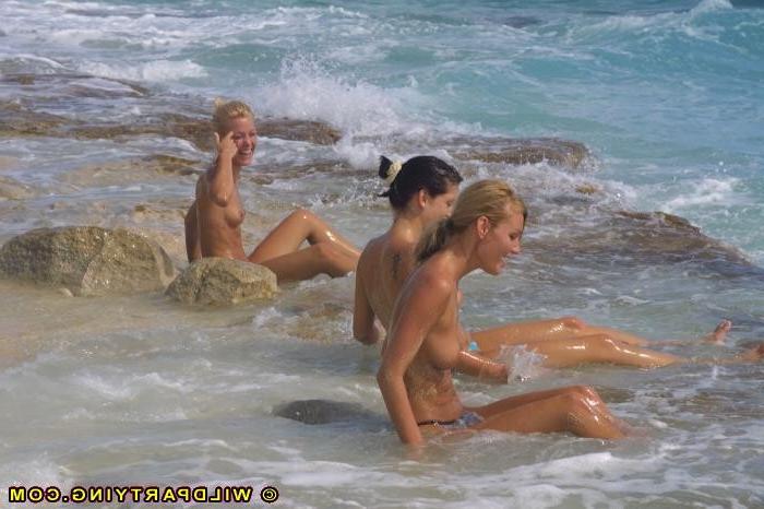 16P Bikini babes playing in the sand