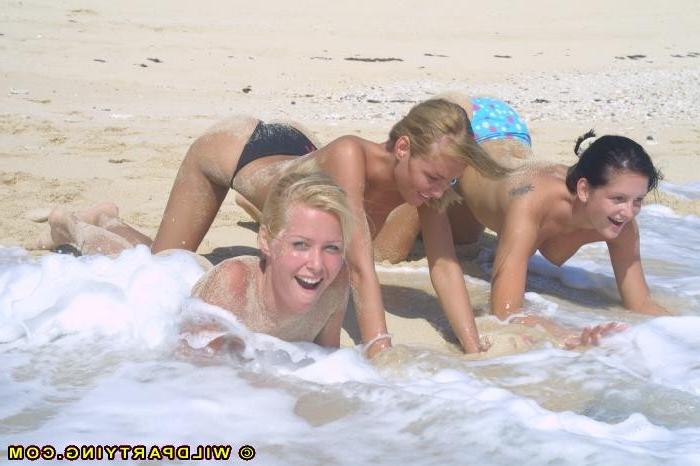 16P Bikini babes playing in the sand