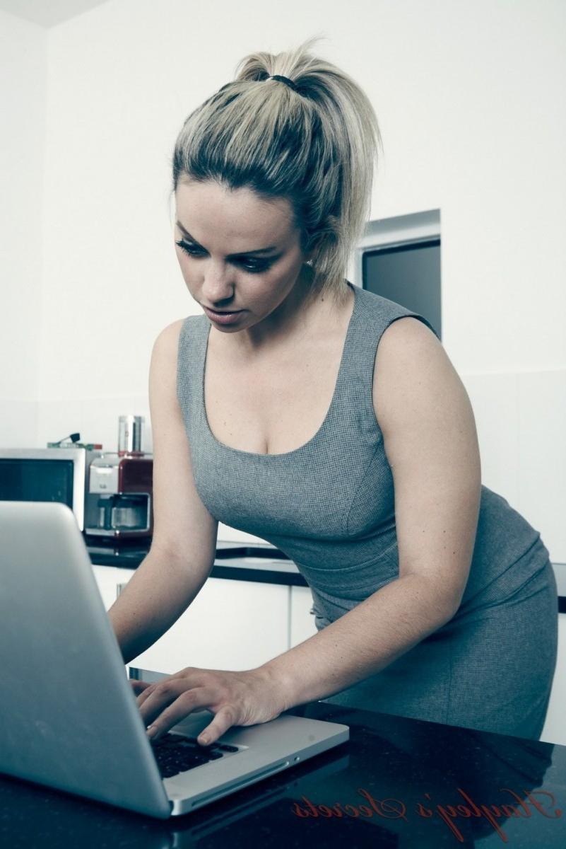 12P Stocking busty blonde in the kitchen
