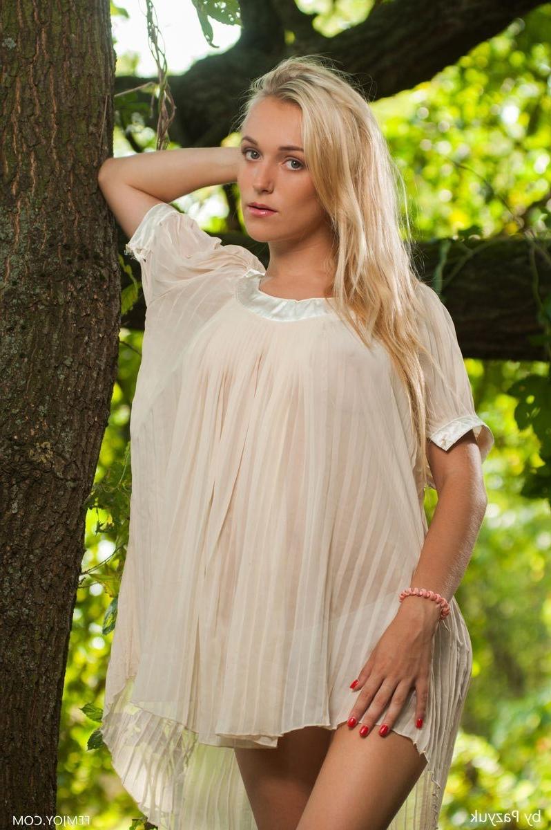 12P Curvy naked blonde in the woods