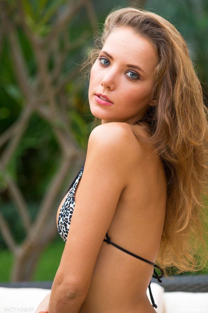 12P Naughty natural babe in a bikini