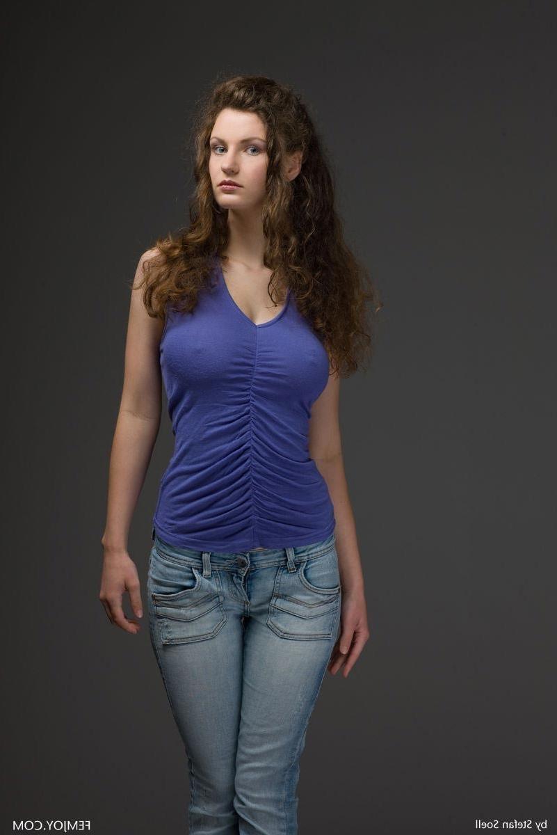 12P Curvy nude model in the studio